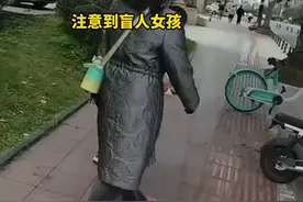 盲人女孩出门发现盲道格外通畅，家人看女孩身上携带摄像记录画面才发现是两位好心大姐一路帮忙挪开车。女孩表示：“想对她们说声谢谢” #正能量  #暖心  #视障人士出行  #感动视频封面