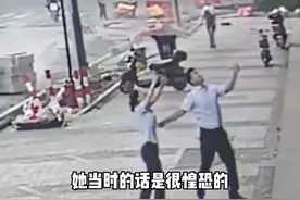 7月19日，浙江嘉兴。一幼童不慎从6楼坠落，两个赶紧上前营救，最终男子徒手将幼童接住！“自己的女儿和坠楼女童名字一样，都叫欣欣。”视频来源：@中国蓝新闻 #见义勇为 #救人瞬间 视频封面