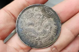 扒老房子找到一枚银元，居然是罕见江南老龙，小闫出二十万没拿下视频封面