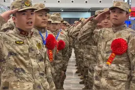 “重庆崽儿！雄起！”3月18日，#2025上半年重庆籍入伍新兵今日集结出发 #媒体精选计划 #重庆 #新兵 #新兵入伍视频封面