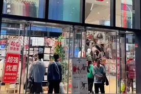 4月22日报道，#优衣库取消线上下单线下退货方式  ：门店不能退货，但能换货，消费者只能线上付费寄回指定地址。