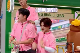 #秦霄贤像极了带按摩团队出来培训  「秦洗头」店铺居然有店服了～本期“好六馆”@高瀚宇KD  @李雪琴  @秦霄贤  @石凯   全员变装，仿佛化身「秦洗头」店铺成员。在玩游戏过程中，店长老秦也不忘给店员们进行培训。训练成果到底如何呢，让我们一起期待吧～#石凯眼里有活话里有梗视频封面