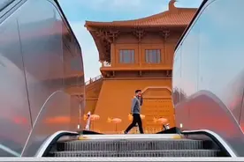 早前有网友拍下改建后的西安火车站出站就能看到丹凤门的场景，在网络上引发热烈讨论。网友评论：出站跟上朝一样。视频封面