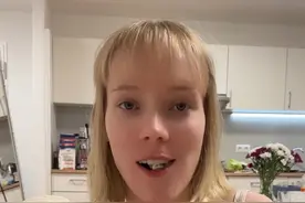 德国女友第一次吃中式早餐， 煎饼果子轻松拿捏小妮子：长这么大最好吃的早餐！#外国女友 #情侣 #恋爱 #德国 #早餐