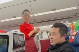 听美国说洛杉矶的火已经灭了，但我回国的飞机上看山都是红的.. 视频封面