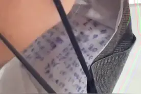12月30日泰国，男子摘下口罩惊呆周围小伙伴，网友：这下把自己暴露了@抖音短视频 #神操作#口罩#惊呆了 视频封面