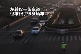 治愈强迫症！一车道秒变五车道#早高峰交警现场指挥30辆车一个信号灯全部通过视频封面