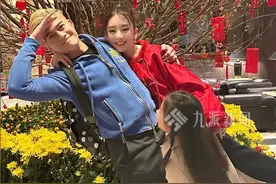 1月31日，#郭富城方媛新年全家福 ，郭富城搂妻子搞怪秀恩爱，二人结婚8年 ，婚后育有两个女儿。视频封面