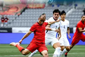 东亚杯第3轮，中国队vs中国香港。比赛第19分钟，黄政宇和张玉宁打出撞墙配合，前者跟进低射破门！这是黄政宇代表国足打进的首粒进球，也是中国队本届东亚杯的首粒进球！中国队1-0领先中国香港！#东亚杯  #中国队vs中国香港