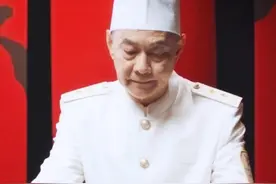 【找到了辣条有火锅味的原因！辣条居然是川湘混血】自1975年起，川菜掌门人肖见明大师已经在厨房深耕了将近50年，退休后也并没有停止对川菜正宗麻辣味的“守正”，同样的坚持吸引他加入了辣条行业，因为他得知辣条发明之初的调味灵感就源自四川火锅。肖见明凭借多年来对于正宗麻辣味的独到见解，与辣条发明人一起让麻辣辣条更加正宗、美味。视频封面