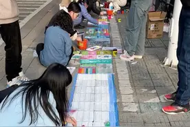 这里的盲道，是一条“彩虹之路”......独臂女孩盲道绘画呼吁勿占盲道 人们用看得见的色彩，聚拢着无形中的关爱。（来源：央视新闻、@方寸心心 ）