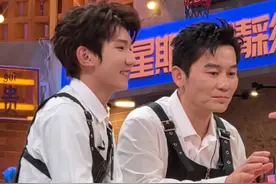 @TFBOYS-王源  和#丁程鑫  十年前有“大招一开只能使一次”的宿舍打闹，十年后的今天在好六街互相泼水！不愧是师兄弟，回答起对方的问题默契满满～