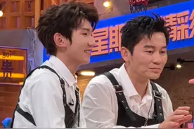 @TFBOYS-王源  和#丁程鑫  十年前有“大招一开只能使一次”的宿舍打闹，十年后的今天在好六街互相泼水！不愧是师兄弟，回答起对方的问题默契满满～