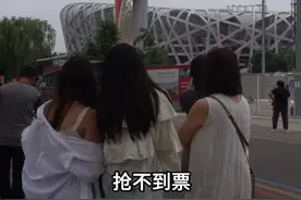 凤凰传奇北京演唱会，抢不到票的粉丝在场外蹲守，“开场后声音够大，我们在外面跟着唱！”#凤凰传奇北京演唱会