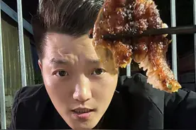 独处不是孤独，喜欢便是自由。列气！#烟火里藏着乡愁 #你期待五一假期吗 #高能量打工人的一天 #烧烤 #谁懂这一口烧烤的含金量视频封面