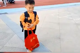 4岁男孩去吃席，主动为老师打包饭菜，孩子妈妈：感觉很开心很好玩#加油少年未来可期 #孩子教育 #幼儿园 来源@瑶瘦瘦儿🧚‍♀️ 视频封面