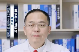 精神病住院好还是不住院好 #涨知识 精神病患者住院好还是不住院好，要根据精神病的种类以及严重程度来确定，如果罹患的精神病是具有较强的攻击性、躁狂症，或者患者的病情十分严重，此时住院较好。如果非上述情况，可以门诊治疗，定期复诊。
第一、疾病种类：如果患者罹患的精神病种类为攻击性较强的躁狂症、精神分裂症，亦或是有较强的自杀、自残倾向或已经实施相应的行为，这类患者建议住院治疗相对较好，通过住院期间的系统治疗和约束，可以让患者病情好转更快，治疗期间也不容易出现意外情况。如果非以上情况，可能没有必要住院，院外治疗可能更适合患者；
第二、病情严重程度：患者如果病情较为轻微，例如轻度的焦虑症、抑郁症等，这类患者通常仅需服用药物治疗即可，无需住院治疗，但是需要门诊定期复诊。如果患者病情症状较重，存在严重的营养不良、进食障碍、睡眠障碍、冲动行为等情况，这类患者必须予以输液方能稳定生命体征，故这类患者建议住院治疗比较好。精神病患者是否住院需要根据多方面考量，并非住院好或者住院不好这么简单，建议具体的情况应咨询主治医师，根据主治医师的建议选择住院或者居家自行治疗，这样方能取得较好的总体治疗效果。#换季健康攻略  @创作灵感小助手视频封面