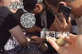 一大爷突发身体不适倒地 路过女子拿出随身携带的救心丸 女子：我是蓝天救援队的视频封面