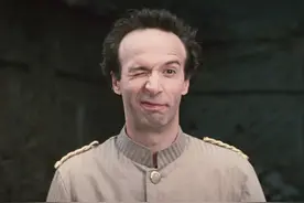 穷困男人巧妙偷渡，食物用品轻松获取! #美丽人生