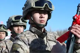 新兵，请接枪！ 近日，空军西安飞行学院某部举行新兵授枪宣誓仪式。新兵们接过钢枪，更接过使命，完成了自己作为军人的“成人礼”。（作者：郭田耒 编辑：邹梦梦）视频封面