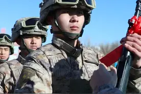 新兵，请接枪！ 近日，空军西安飞行学院某部举行新兵授枪宣誓仪式。新兵们接过钢枪，更接过使命，完成了自己作为军人的“成人礼”。（作者：郭田耒 编辑：邹梦梦）视频封面