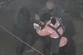 男孩燃放烟花突发爆炸，右手大拇指和食指被炸掉，奶奶：下一步只能用脚趾来补手指，孩子单亲家庭，盼望爱心人士献爱心#烟花爆竹视频封面