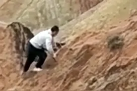 男子为捡相机踩踏丹霞地貌，景区处理引争议，如何平衡开发与保护