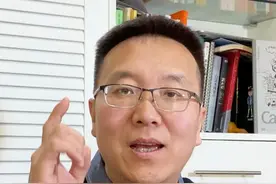 一定要给领导拜年！ 千万不要去网上照搬照抄那些花里胡哨的模板。那些看起来文采飞扬、还带押韵的文字，其实特别形式化，没啥记忆点，甚至还会显得有些掉价。#拜年 #给领导拜年 #给领导发祝福信息 #蛇年拜年 #职场干货视频封面