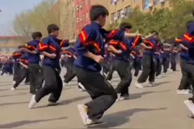同学操场集体打八极拳。动作整齐划一，出拳刚猛有力！#校园生活 #体育精神 #功夫 视频封面