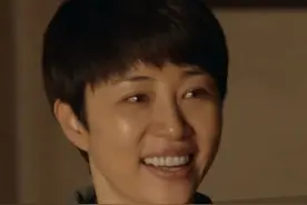 #电视剧故乡的泥土  麦茬和王军花带着礼物回家，想缓和与父亲的关系。电视剧《故乡的泥土》正在CCTV-8热播。#来央八看好剧视频封面