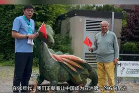 头发白了身子瘦了，范志毅带队，海信赠礼，拜访30年以后的施拉普纳#施拉普纳说90年代中国队的目标是亚洲第一 #施拉普纳说踢球首先是表现其次是金钱视频封面