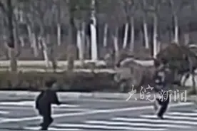 #汽车路口侧翻 司机被困，#合肥三名少年奔跑救人 #大皖正能量视频封面