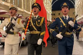 《强军战歌》在莫斯科街头再次响起！#仪仗队亮相莫斯科  #纯享版  （强翀 曲鑫淼 王美婷 陈昊天 王雨萌）视频封面
