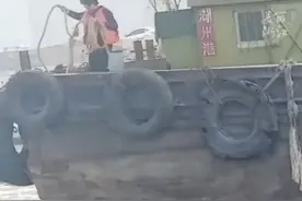 货船搁浅被困报警求助，交通执法免费拖船。网友：#浙江水陆两栖救援免费 ！（供稿：湖州交通执法）