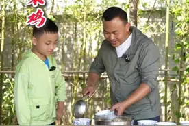 秋季是吃板栗的季节，教你做一道板栗炖土鸡，汤鲜味美； 金汤就是这么来的。#板栗熟了 #板栗炖鸡 #农村美食 #记录我的农村生活 #新农人计划2024