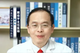 神经衰弱患者为什么会胡思乱想？怎么办？ #涨知识 神经衰弱患者会胡思乱想的原因，主要是因为长期处于紧张和压力下，导致精神易兴奋和脑力易疲乏。由于长期紧张，脑部和躯体得不到休息，进而引起脑部缺血缺氧，患者便会出现脑子胡思乱想的情况。以下是针对此问题的一些建议：
原因：
第一：长期紧张和压力导致神经衰弱。
第二：精神易兴奋和脑力易疲乏现象。
第三：脑部缺血缺氧状态引发胡思乱想。
应对方法：
第一：日常调理：保持情绪平稳，规律生活。参加文体活动，转移注意力。睡前用热水泡脚或头部按摩，缓解紧张。
第二：心理治疗：认知行为疗法，如精神分析疗法等，有助于缓解精神压力。
第三：药物治疗：在医生指导下服用调节神经的药物，如谷维素、盐酸帕罗西汀片等。如有失眠症状，可服用镇静催眠药物。
第四：中医治疗：针灸、中药汤剂等中医治疗方法对改善#神经衰弱 引起的乱想有一定作用。神经衰弱患者通过综合调理和适当治疗，可以有效地缓解胡思乱想的症状。#硬核健康科普行动  @创作灵感小助手视频封面
