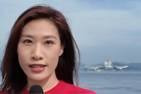 7月3日一早，山东舰航母编队抵达香港。来跟深圳卫视驻港记者一起感受现场的热烈氛围。#山东舰访港  #山东舰  #香港  #深圳