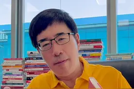 人生既不像想得那么好，也不像想得那么糟，坚持下去，总会发光。#向东时间 #大咖观察 #高途陈向东 #莫泊桑 #一生视频封面