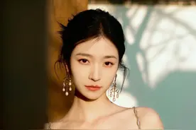 短剧演员和顶流女星红毯差距，余茵甜美有余气场不足，迪丽热巴可酷可飒出场即焦点#余茵 #王格格 #迪丽热巴 #娱乐评论大赏 #内容启发搜索视频封面