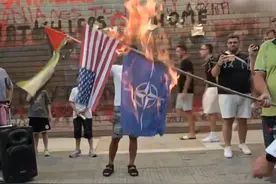 对北约和美国不满  希腊民众集会要求关闭北约驻当地基地 #希腊 #北约基地 #焚烧 #北约 #美国国旗视频封面