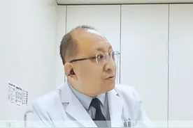 精索静脉曲张1-4度的症状是什么，轻度的曲张如果不参军根本不用采用手术治疗，也不用吃药，吃药是缓解症状的，轻度你都没什么症状。#精索静脉曲张 #参军 #体检 #介入手术视频封面