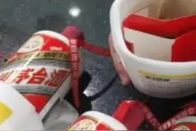 男子用沐浴露瓶装茅台，被海关拦下视频封面