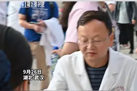 9月26日，湖北武汉，患者因为慢性失血急需输血，急诊医生勇敢顶上。（童亮）#湖北dou知道视频封面