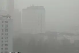 受上游河西走廊沙尘天气倒灌影响，西宁市出现沙尘天气，市区能见度小于2km! 预计3月26-27日沙尘天气将持续，28日后空气污染扩散气象条件转好视频封面