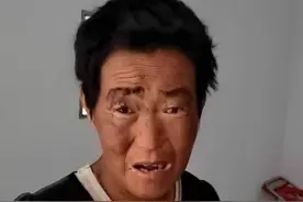 沈阳市新民市寻亲：六旬老太被救助，高1米64，穿黑底白色条纹T恤图片