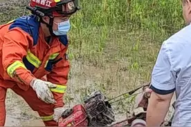 男孩帮着家里干农活，离机器过近，右腿不慎被卷入农耕机…… @萍乡消防 （彭律 刘瑶）视频封面