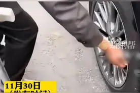 大爷给停在路边的车辆放气，被车主撞见后“装傻”(来源：蓬勃新闻)#河南dou知道视频封面