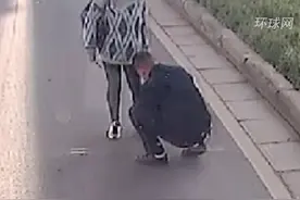 公交司机蹲下身子帮孕妇乘客系鞋带 ：我也是两个孩子的爸爸视频封面