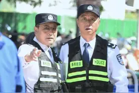 国庆假期，南京警方加强警力部署，机关警力支援一线，守护游客平安！视频封面