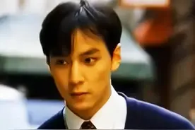 吴彦祖为新婚夫妇拍照送祝福，传授15年婚姻秘诀:“听老婆话”，吴彦祖与老婆Lisa相恋22年，婚后育有一女#吴彦祖镜头下的爱人视频封面